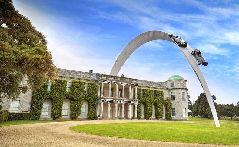 Năm nay, Judah  xây dựng một khối kiến trúc cao 26 m với hai chiếc xe đua Mercedes-Benz W 25 đời 1934 và Mercedes AMG Petronas F1 W04 đời 2013 đang tăng tốc trên đường đua “ảo” được tạo thành từ một vòm thép dài 90 m. 