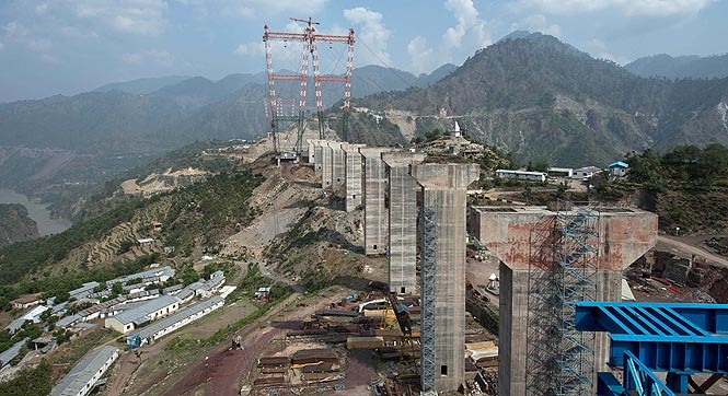Chiếc cầu thép có hình vòng cung sẽ bắc qua sông Chenab để nối các khu vực của vùng núi kỳ vĩ của bang Jammu và Kashmir, miền bắc Ấn Độ.