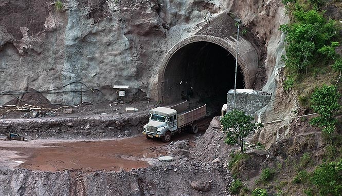 Theo các kỹ sư tham gia dự án, việc thi công cây cầu dài 1.315 m sử dụng khoảng 25.000 tấn thép cùng một số vật liệu được vận chuyển bằng trực thăng đến công trường do khu vực thi công địa thế hiểm trở.