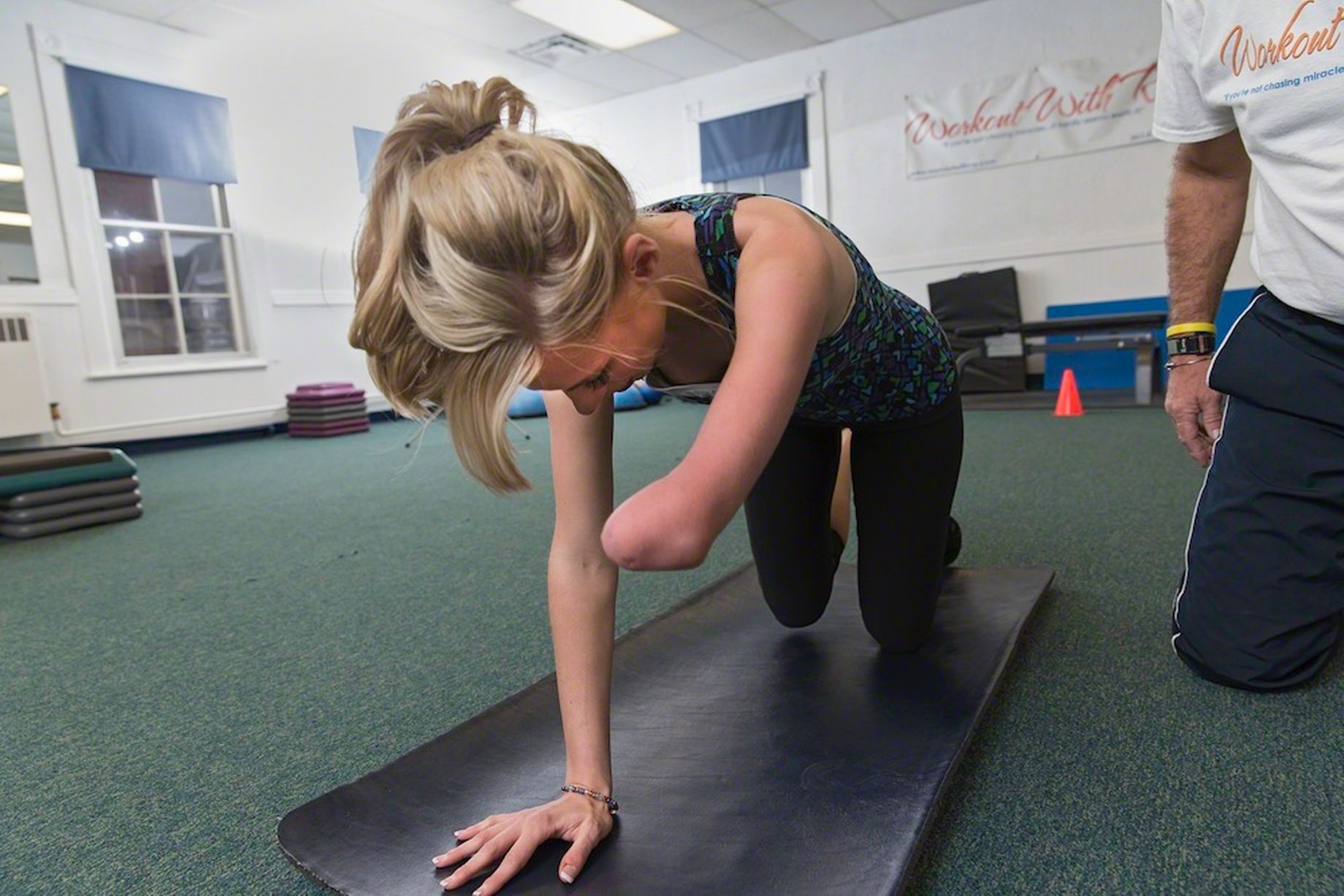 “Khi lớn lên, tôi học cách thích nghi với những ánh mắt soi xét từ mọi người bằng một cá tính mạnh mẽ là không bao giờ nói “không”. Tôi cố gắng làm tất cả, từ việc chơi bóng rổ, khiêu vũ đến bơi lặn. Tôi đã thử làm tất cả mọi việc”, Kerry tâm sự. Ảnh: Barcroft