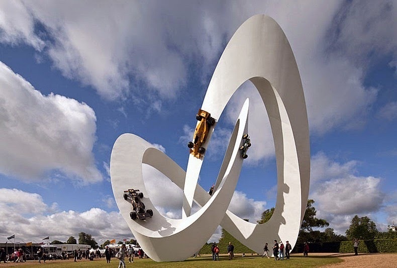 Tại Goodwood 2012, khách thăm quan có dịp chiêm ngưỡng mô hình gồm 6 chiếc xe công thức 1 của hãng Lotus đang di chuyển trên một đường đua quanh co. “Đường đua trên không” dài 150m và có tổng trọng lượng là 60 tấn.