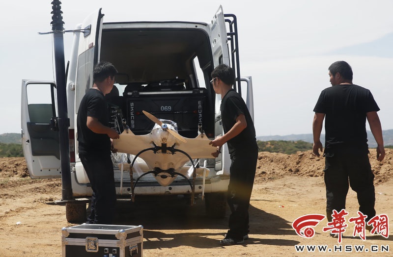 Xe ô tô chở thiết bị riêng của máy bay. Ảnh: HSW