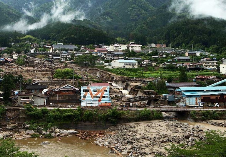 Hiện trường một vụ lở đất do mưa to ở thị trấn Nagiso, tỉnh Nagano ở miền trung Nhật Bản. Bão Neoguri kéo theo mưa to gây lụt lội ở nhiều địa phương tại Nhật Bản, khiến gần 490.000 hộ gia đình phải đi sơ tán. Ảnh: Getty