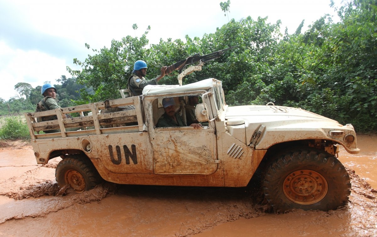 14. Bờ Biển Ngà: Cộng hòa Bờ Biển Ngà nằm ở Tây Phi, trên bờ Đại Tây Dương. Từ năm 1999, quốc gia này phải đương đầu với hai cuộc chiến tranh dân sự và nhiều bế tắc chính trị. Hàng nghìn binh sĩ gìn giữ hòa bình của Liên Hợp Quốc và binh lính Pháp đang đóng quân tại đây. 