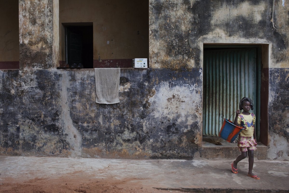 16. Guinea Bissau: Quốc gia Tây Phi nhỏ bé phải “gồng mình” với nạn bè phái và thể chế chính trị thiếu tính công minh.  Năm 2012, quân đội đảo chính và đình chỉ hiến pháp. Bên cạnh đó, tình trạng bất ổn khiến Guinea Bissau phụ thuộc rất nhiều vào sự trợ giúp từ bên ngoài.  69% dân số Guinea Bissau sống trong đói nghèo và tuổi thọ trung bình chỉ khoảng 54 tuổi. 