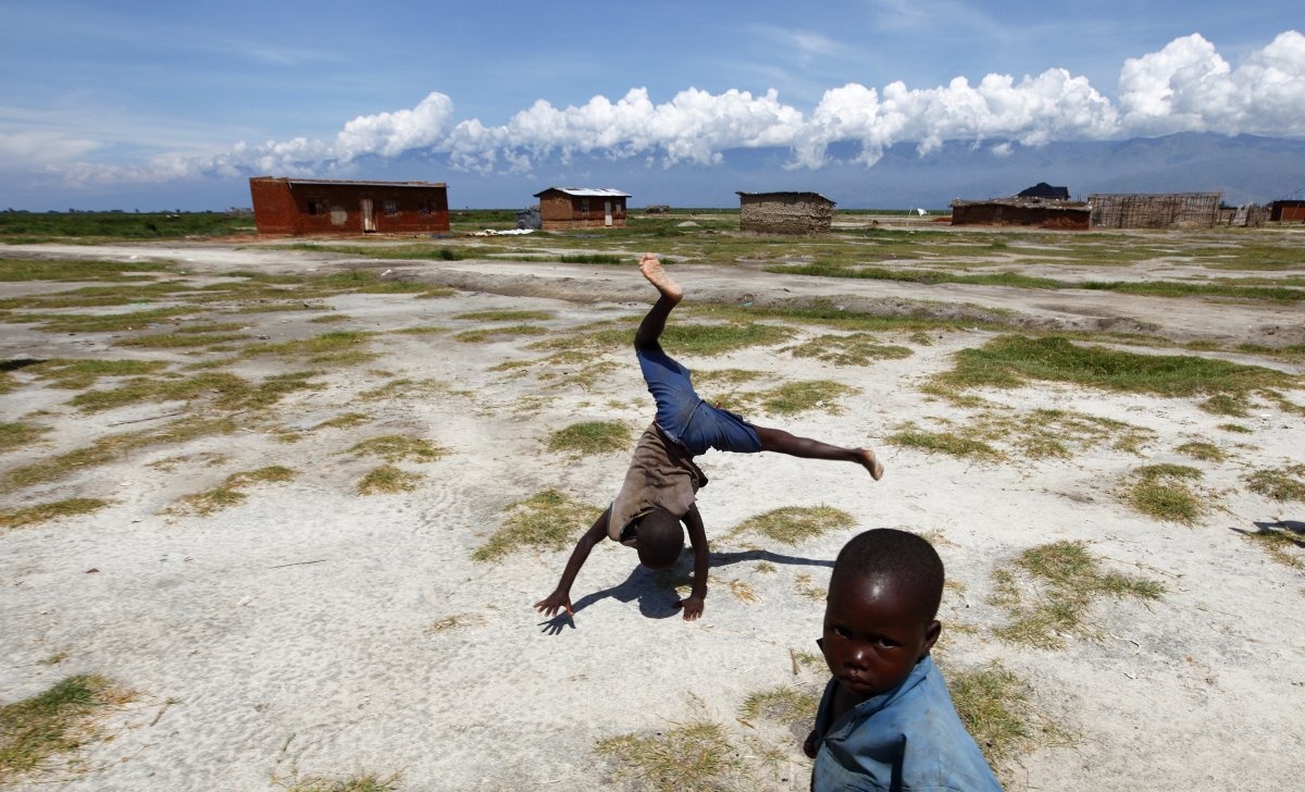 21. Burundi: Hơn 48.000 người Burundi sống lưu vong tại nước láng giềng Tanzania. Cuộc nội chiến kéo dài hơn một thập kỷ (1993 – 2005) tiếp tục đẩy khoảng 140.000 người phải rời xa quê hương. Chưa đầy 2% dân số Burundi có điện sinh hoạt. 1/15 người nhiễm HIV và chỉ một nửa số trẻ em có cơ hội học tập. 