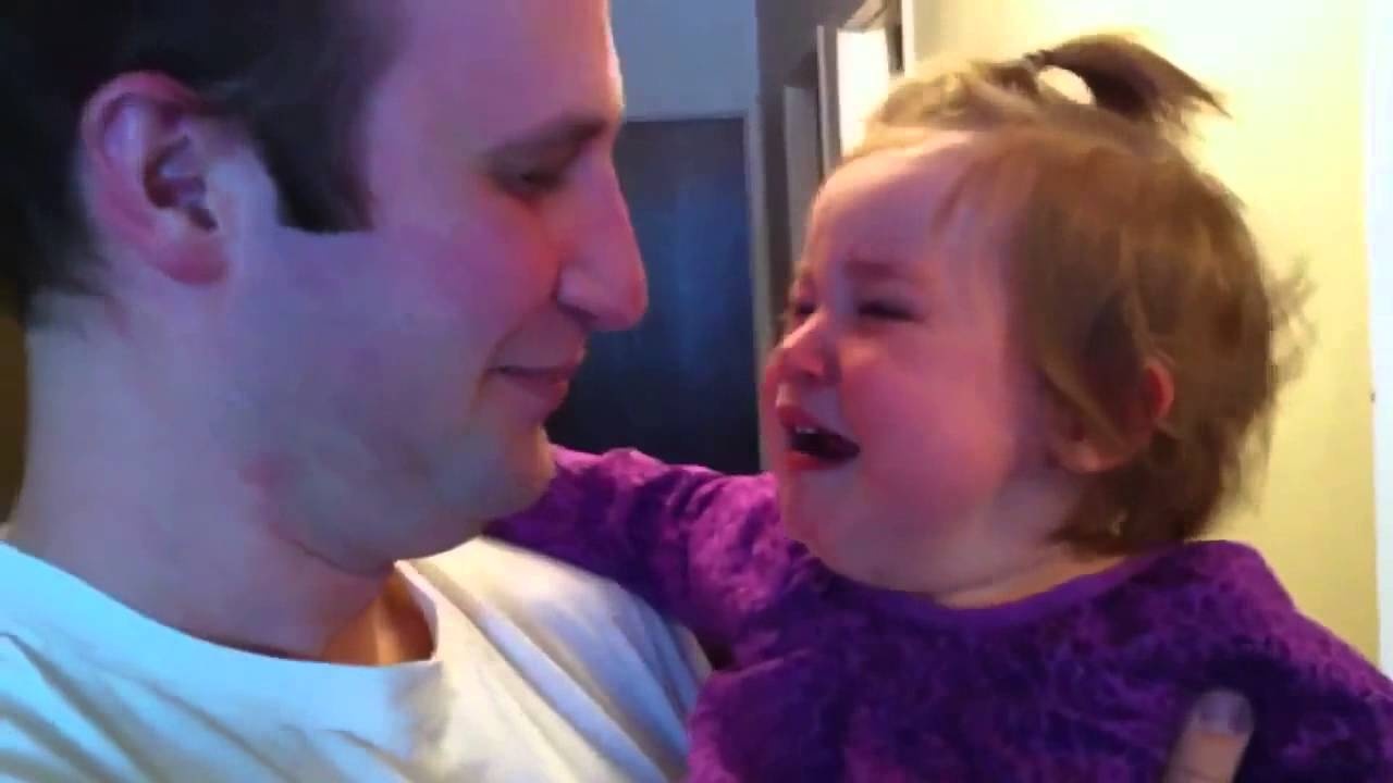 Em be so hai sau khi bo cao rau hinh anh