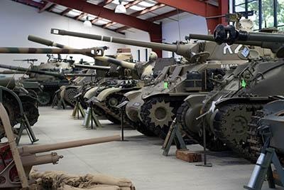 Video: Dau gia hon 100 xe tang co tai My hinh anh