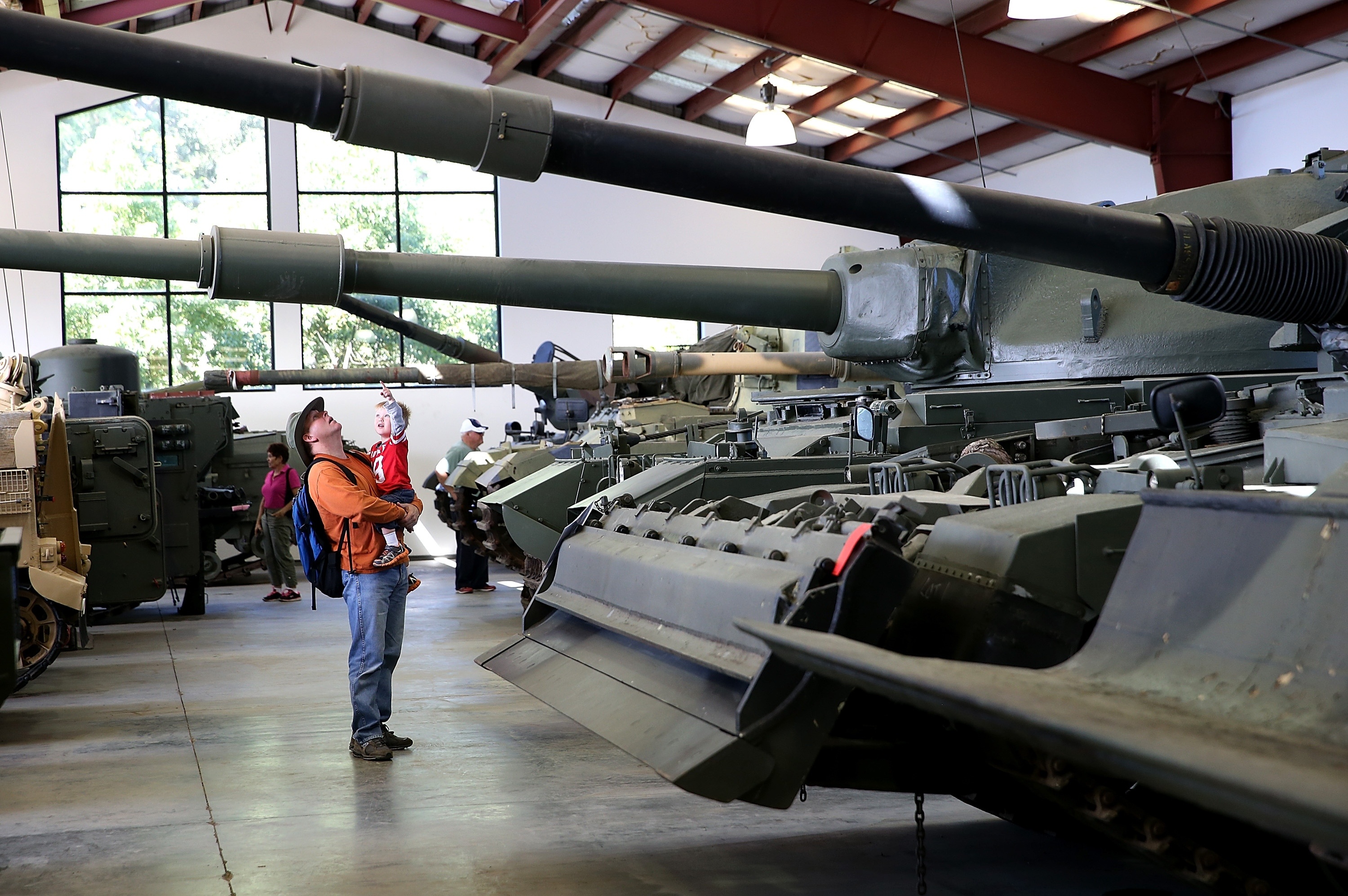 Phiên đấu giá diễn ra trong hai ngày 11 và 12/7 tại thị trấn Portola Valley, bang California. Đây là một trong số các cuộc bán đấu giá xe quân sự lớn nhất từ trước tới nay. 