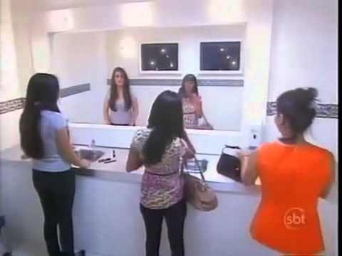 Cap song sinh danh lua moi nguoi trong toilet hinh anh