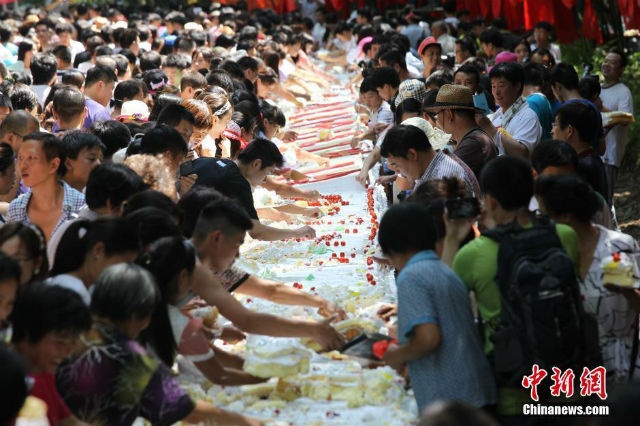 Banh sinh nhat khong lo o Trung Quoc hinh anh