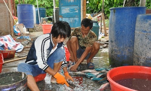 Ngư dân Trung Quốc sinh sống trái phép trên đảo Phú Lâm. Ảnh: ESCN