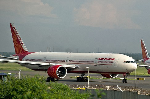 Boeing 777 ha canh vi dong co boc chay hinh anh