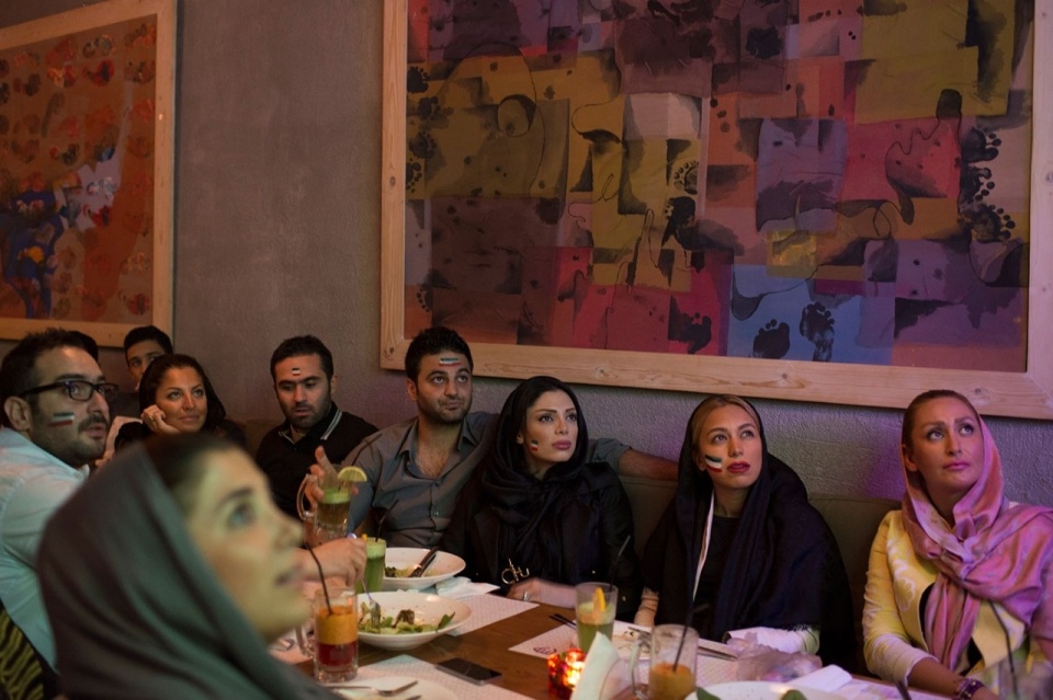 Mọi người tập trung xem một trận đấu bóng tại quán cafe ở thủ đô Tehran. Ảnh: America.aljazeera