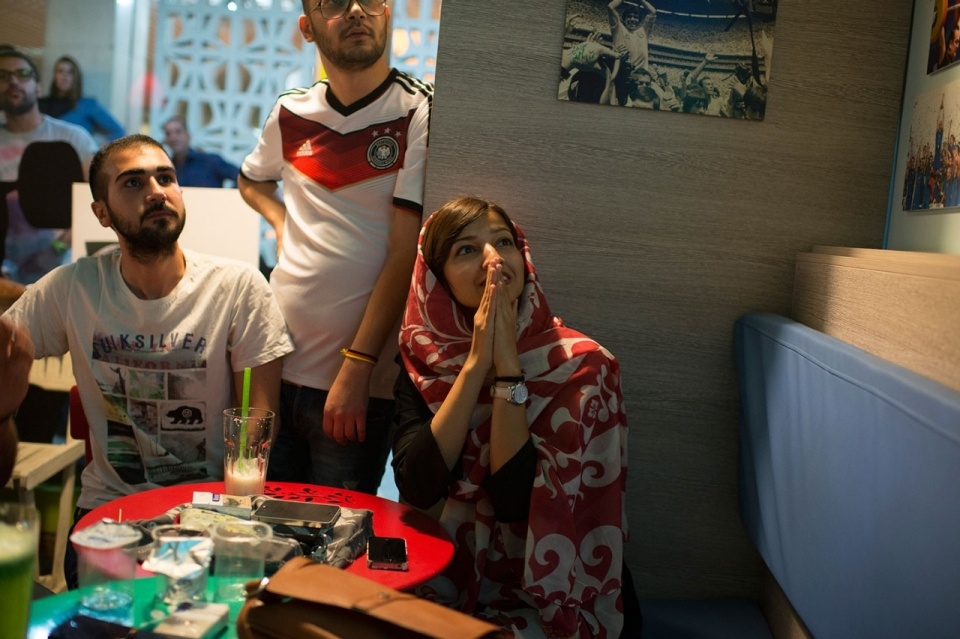 Cuoc chien gianh quyen xem da bong cua phu nu Iran hinh anh