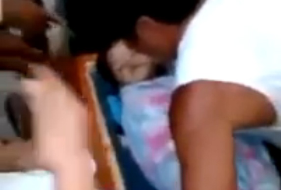 Be gai 3 tuoi song lai trong quan tai hinh anh