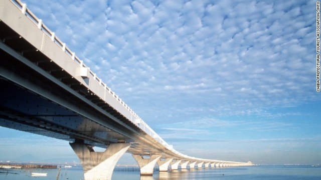 Đường hầm Aqua trông giống một cây cầu.