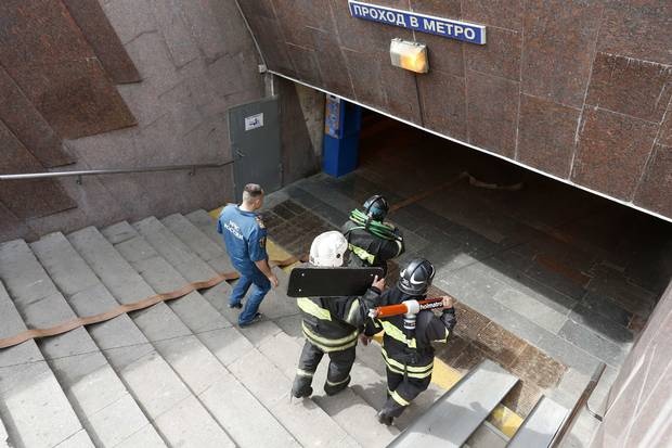  Theo các báo cáo sơ bộ, khoảng 7 người vẫn mắc kẹt trong các toa tàu và một số nạn nhân đã bị thương nghiêm trọng. Các bác sĩ và nhân viên cứu hộ đã triển khai cáng xuống đường hầm để đưa các nạn nhân ra khỏi khu vực gặp nạn.