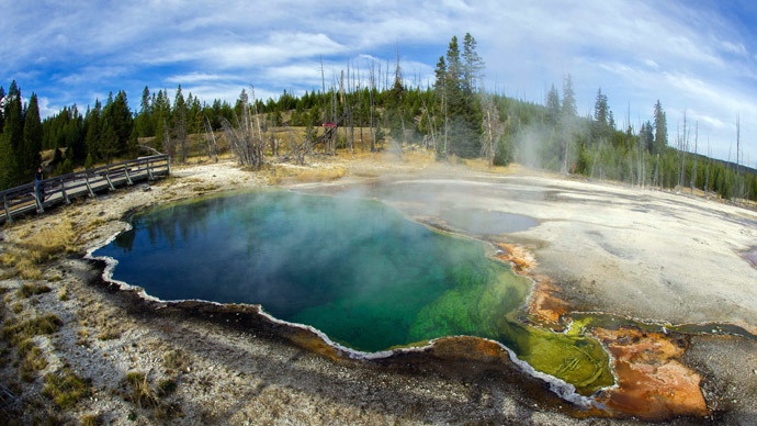 Một hồ trong công viên quốc gia Yellowstone. Ảnh: goista.com