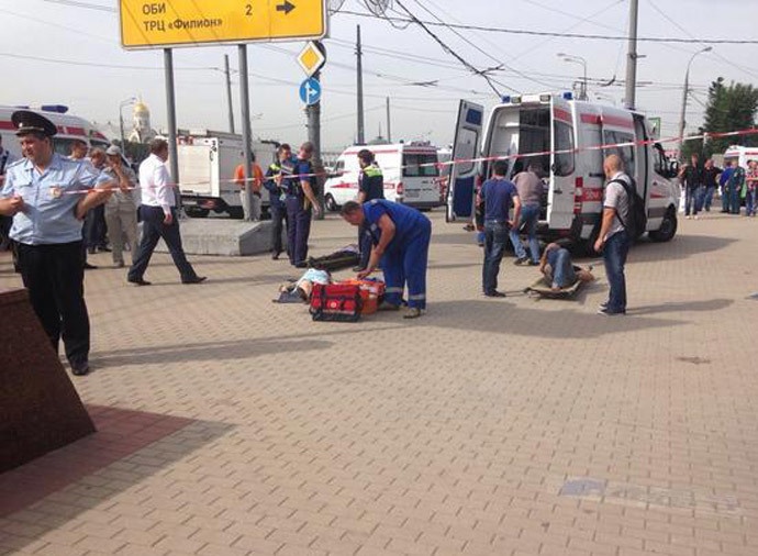 Giới chức đã huy động 66 xe bus, 40 xe cứu thương và 8 trực thăng tới hiện trường để thực hiện công tác cứu hộ và đưa hành khách rời khỏi hiện trường.