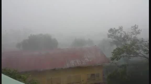 Trời mưa như trú nước khi bão Thần Sấm đi qua tỉnh Albay và Sorsogon ngày 15/7. Ảnh: news.yahoo.com