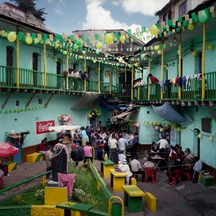 Các xà lim tại San Pedro đều rộng rãi với phòng tắm riêng, nhà bếp và TV nối truyền hình cáp. 