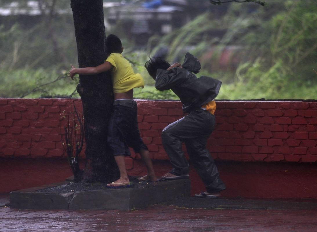 PAGASA cảnh báo khu vực trong đường kính kính 500k của bão sẽ tiếp tục xảy ra mưa to. Ảnh: Reuters