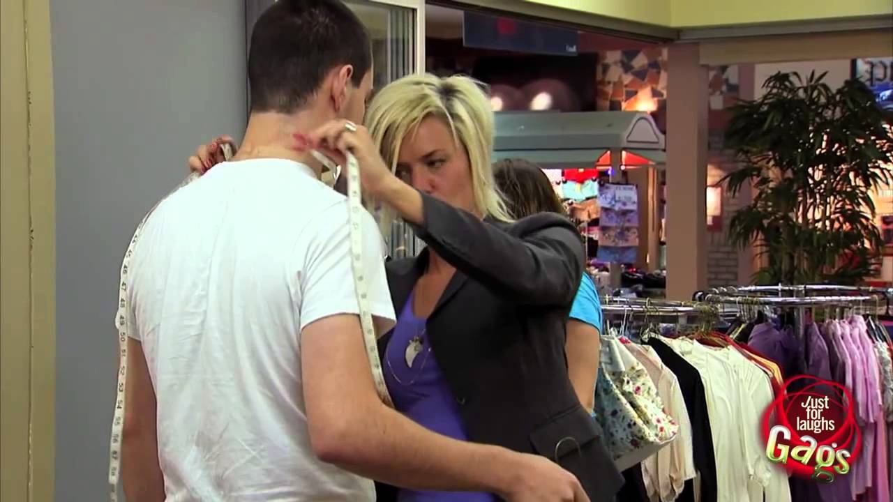 Tro dua tai quai cua co ban hang hinh anh