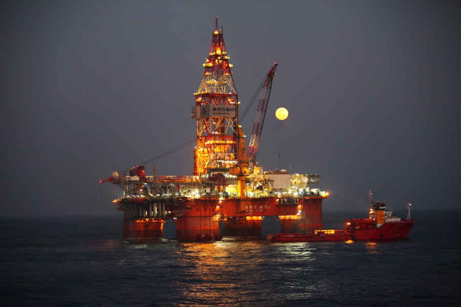 Dan mang Trung Quoc tranh cai khi gian khoan di chuyen hinh anh