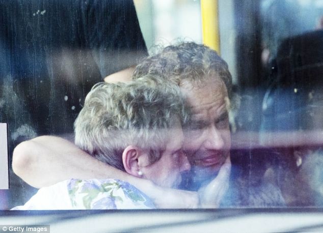 Sự lo lắng bao trùm chuyến xe buýt khi những người thân rời  sân bay Schiphol. Ảnh: Getty