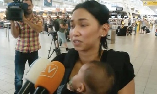 Một hành khách may mắn bỏ lỡ chuyến bay MH17 cho biết: “Tôi đang run rẩy và không biết phải làm gì. Tôi cảm thấy mình đã gặp may mắn. Điều đó giống như thể tôi được sinh ra thêm một lần nữa”. Ảnh: Reuters