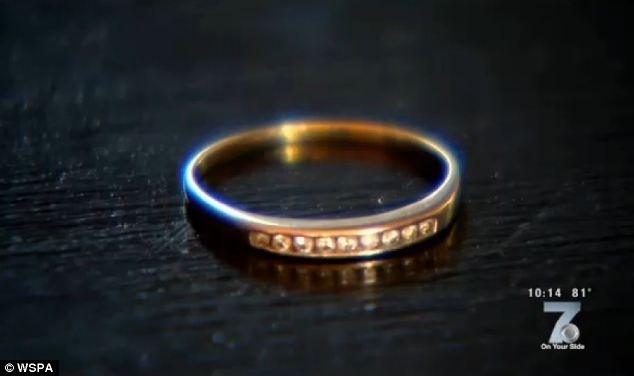 Phat hien nhan kim cuong trong goi banh ca hinh anh