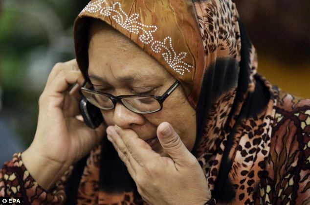 Người phụ nữ bật khóc khi gọi điện thoại. Chiếc máy bay chở khách của hãng hàng không Malaysia Airlines mang mã hiệu MH17 bị bắn rơi ở miền đông Ukraina hôm qua khi di chuyển từ Amsterdam, Hà Lan tới Kuala Lumpur, Malaysia. Chính quyền Ukraina tuyên bố toàn bộ 298 hành khách và thành viên phi hành đoàn đều tử nạn.  Ảnh: 