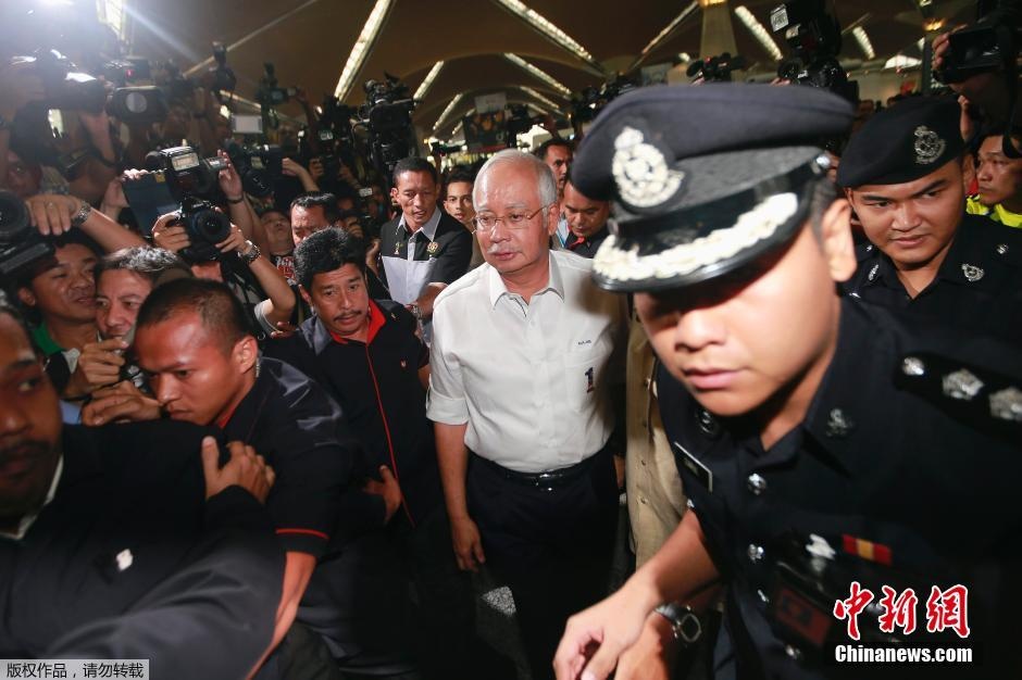 Ngay sau khi tai nạn máy bay MH17 xảy ra, ông Datuk Seri Najib Razak, thủ tướng Malaysia đã mở cuộc họp báo khẩn cấp ở sân bay Kuala Lumpua.