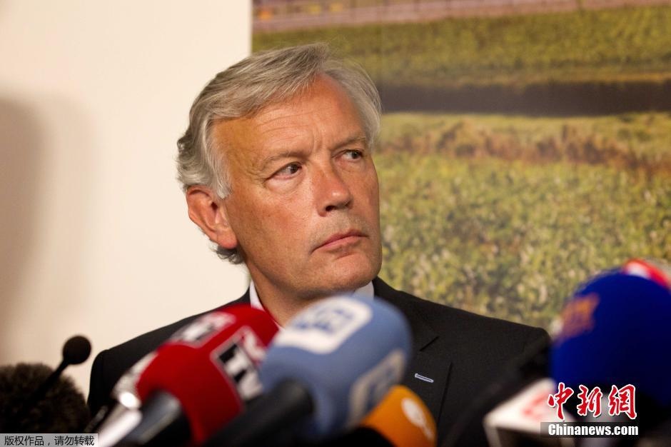 Ngoài ra, một cuộc họp báo khác cũng được tổ chức ở sân bay Schiphol, Amsterdam, Hà Lan. Người phụ trách của hãng hàng không Malaysia ở châu Âu đang điểm lại tình hình vụ việc.