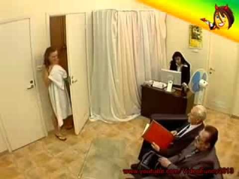 Dua ac phu nu trong phong tam cong cong hinh anh