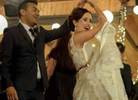 Cap vo chong moi cuoi thoat chet nho doi lich bay hinh anh