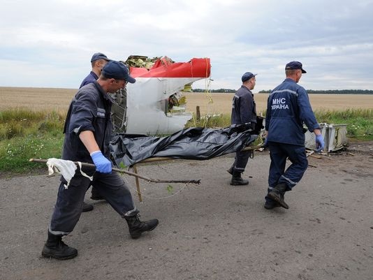 Hai phe o Ukraina dat thoa thuan ve di doi thi the vu MH17 hinh anh
