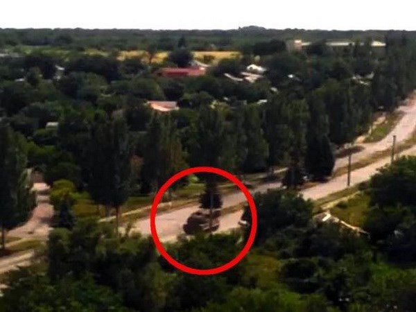 Video xe cho ten lua nghi da ban MH17 xuat hien hinh anh