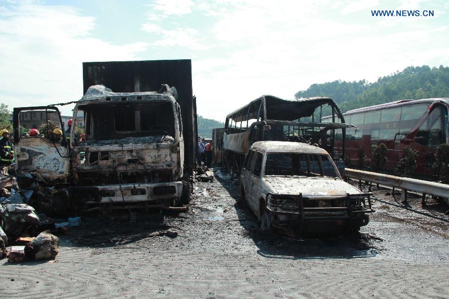 Xe buyt phat no o Trung Quoc, 38 nguoi chet hinh anh