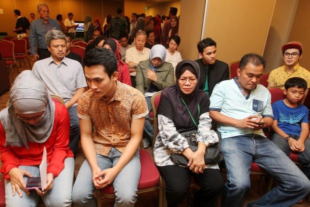 Người nhà của hành khách trên chuyến bay MH17 trong phòng chờ thông tin từ chính quyền tại khách sạn JW Marriot. Ảnh: The Star
