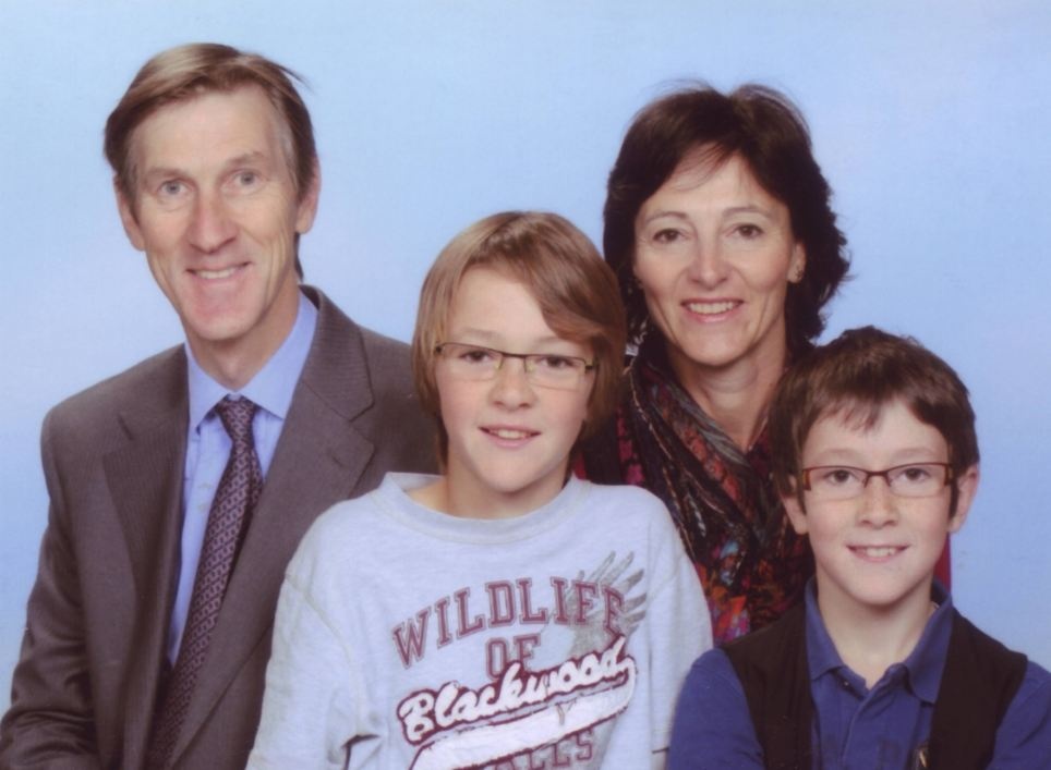 Hai gia dinh Anh thiet mang toan bo trong tai nan MH17 hinh anh