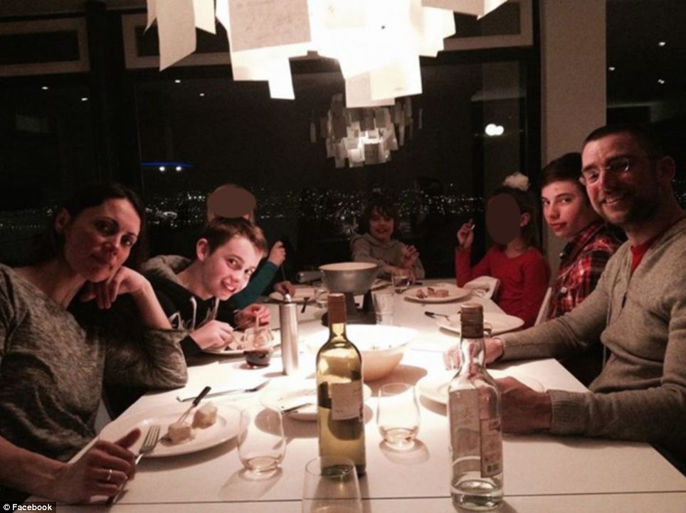 Gia đình của luật sư Lawyer John Allen (phải), người vợ Sandra (trái) và các con trai Julian, Ian và Chris (từ trái qua). Ảnh: Daily Mail/Facebook