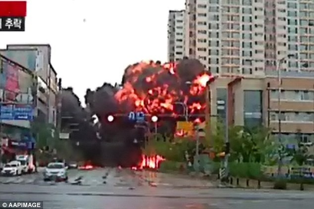 Khoảng 10h50 sáng (giờ địa phương) ngày 18/7, một trực thăng cứu hộ của Hàn Quốc lao thẳng xuống đất khi nó bay qua khu vực chung cư thuộc thành phố Gwangju, khiến 5 lính cứu hỏa thiệt mạng. Chiếc trực thăng đang trên đường trở về trụ sở chính tại thành phố Gangneung, tỉnh Gangwon, sau nhiệm vụ tìm kiếm 11 người mất tích trong thảm họa chìm tàu Sewol hôm 16/4. Ảnh: APPI