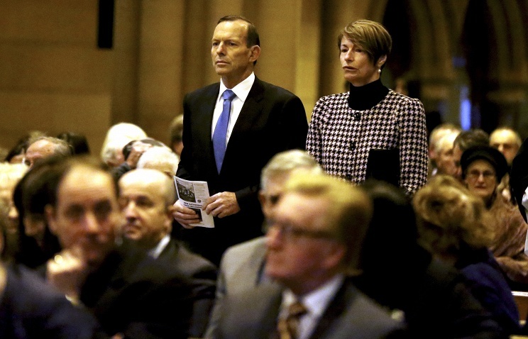 Thủ tướng Australia Tony Abbott và phu nhân dự lễ cầu nguyện cho các nạn nhân vụ MH17 tại nhà thờ St Mary ở thành phố Sydney. Ảnh: Itar Tass