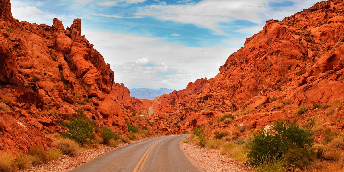 1.	Thung lũng Lửa (Valley of Fire) ở bang Nevanda, Mỹ, là một sự lựa chọn không thể tuyệt vời hơn cho trải nghiệm khám  phá vẻ tuyệt đẹp của những tảng đá sa thạch đỏ. Vào những ngày nắng, ánh mặt trời phản chiếu vào những phiến đá ở hai bên đường khiến du khách có cảm giác như lạc vào nơi “nóng bỏng” nhất thế giới. 