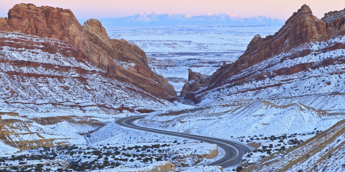 4. Đường Interstate 70 chạy qua bang Utah, Mỹ, trở nên đẹp nhất vào mùa đông. Đặc biệt, khi gió thổi, những bông tuyết trắng phủ lên hẻm núi Wolf Canyon, tạo thành những vệt lốm đốm.