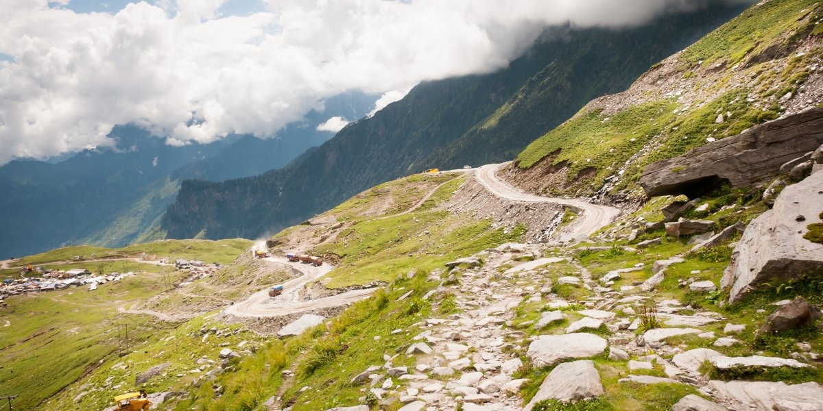 3. Nằm ở độ cao 4 km so với mực nước biển, con đường quanh đèo Rohtang ở Ấn Độ sở hữu địa thế quanh co, khúc khuỷu. Lái xe qua con đường này là một việc không hề dễ dàng, đòi hỏi bạn phải rất cẩn trọng. Mặc dù nơi đây từng xảy ra nhiều trận lở đất kinh hoàng, song vẻ huyền ảo của những dãy núi vờn mây cùng dòng sông băng bao quanh sẽ khiến bạn mê đắm. 