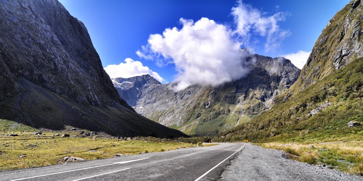 6. Đường Milford tại New Zealand trải dài 230km qua vườn quốc gia Fiordland và nằm ở trung tâm của dãy núi Southern Alps. Đây cũng là tuyến đường đi qua Milford Sound, một trong những địa điểm mà nhà sản xuất phim 