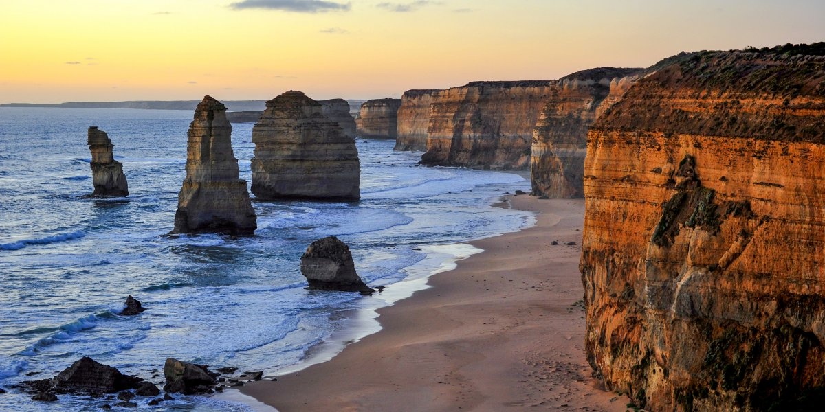 9. Dọc theo tuyến đường Great Ocean tuyệt đẹp tại Australia, bạn có thể quan sát những vách đá vôi khổng lồ mang tên Twelve Apostles (hay còn gọi là 